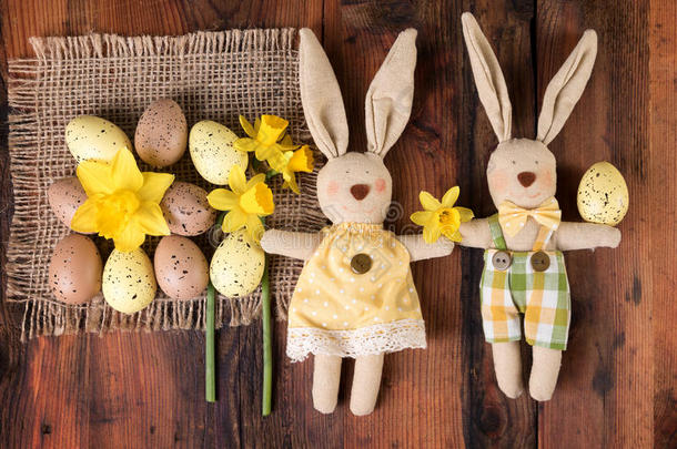 复活节复古装饰可爱的复活节兔子超过旧木头。 上面的风景