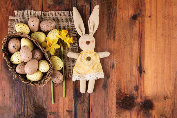 复活节背景与老式复活节兔子装饰在旧木头上