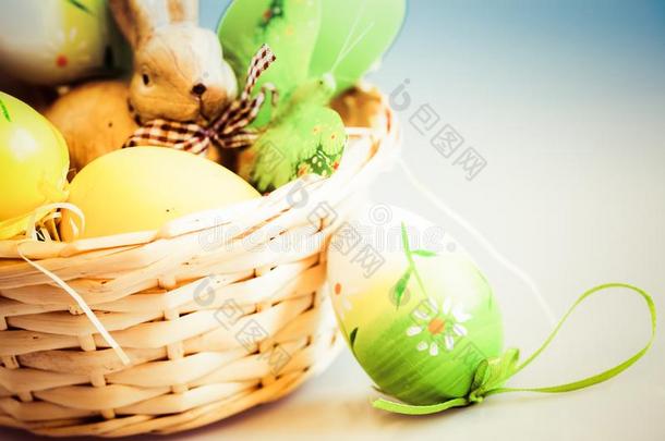 复活节彩蛋和兔子<strong>在篮子里</strong>