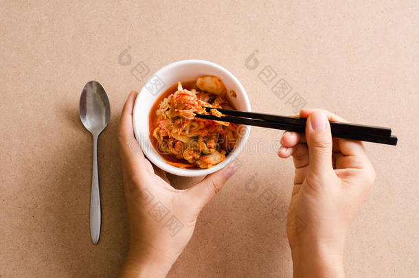 亚洲的碗甘蓝辣椒筷子