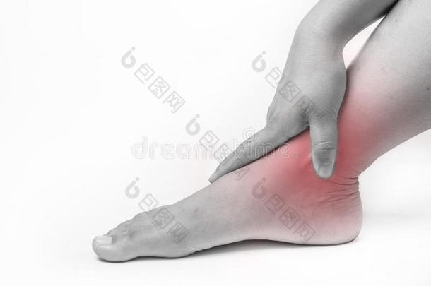 踝关节损伤在人类中。踝关节疼痛，关节疼痛人们的医疗，单音突出在脚踝