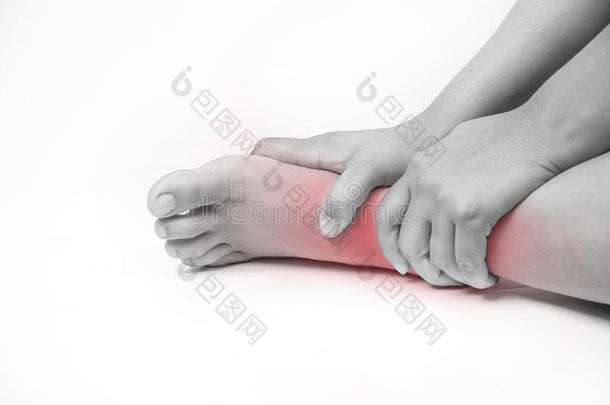 踝关节损伤在人类中。踝关节疼痛，关节疼痛人们的医疗，单音突出在脚踝