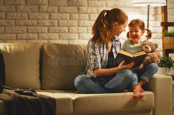 家庭在睡觉前，母亲给孩子读女儿<strong>书</strong>
