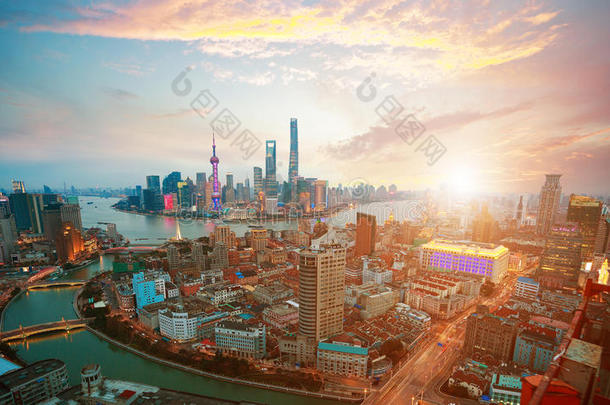 上海外滩日出天际线的航空摄影