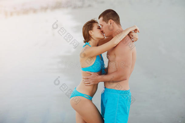 海滩上的一对美丽的情侣