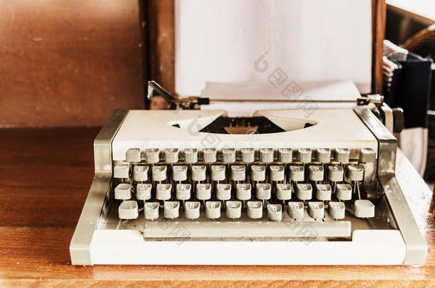古董打字机；木制桌子上的旧打字机，复古过滤器