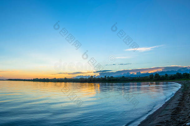 吉尔吉斯斯坦伊斯库尔湖上一个安静的夜晚。