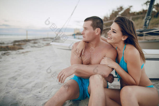 海滩上的一对美丽的情侣