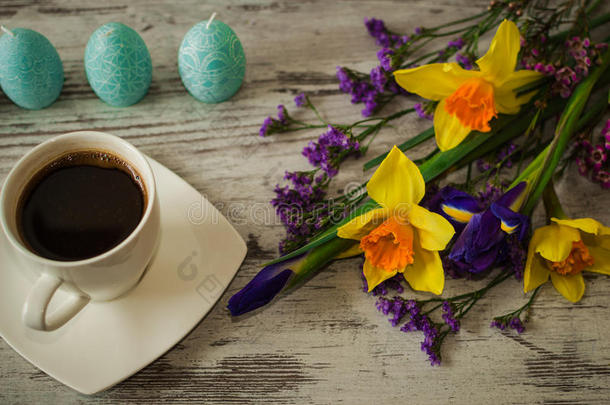 一杯浓郁的芳香咖啡和美丽的春天花束。