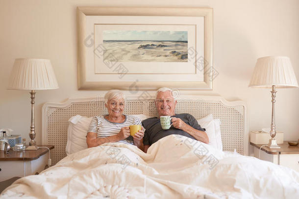 内容老年夫妇一起在床上喝咖啡
