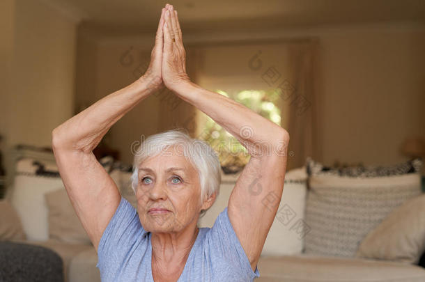 适合老年妇女<strong>独自在家</strong>练习瑜伽