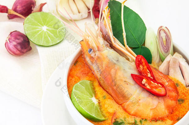 关闭亚洲辣汤与虾在白色碗，著名的泰国美食叫汤姆尤姆<strong>功夫</strong>