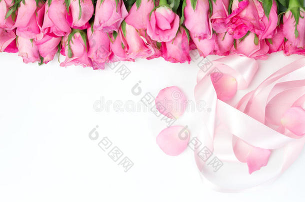 边界美丽的新鲜甜蜜的粉红色玫瑰和红色丝带<strong>为爱</strong>情浪漫的情人节背景
