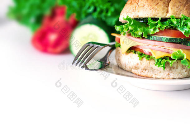 汉堡三明治面包与培根，火腿和奶酪与蔬菜，<strong>健康早餐</strong>在白色背景，<strong>健康早餐</strong>