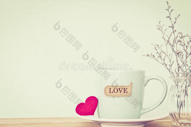 咖啡杯杯子，红色心形和<strong>爱字</strong>标签在木制T