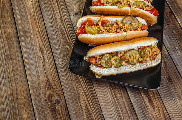 美国热狗，泡菜，洋葱，番茄酱和芥末