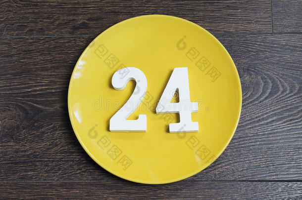 图二十四个一对一的黄色盘子。