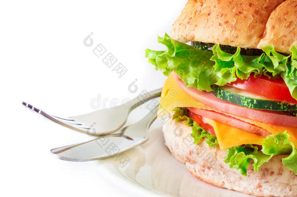 汉堡三明治面包与培根，火腿和奶酪与蔬菜，健康早餐在白色背景，健康早餐