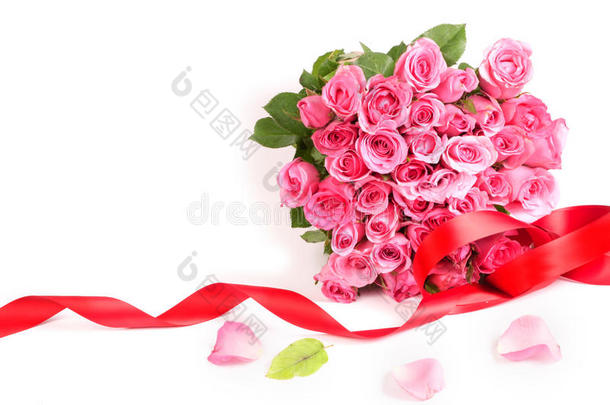白色背景上的一束甜美的粉红色玫瑰花瓣，浪漫