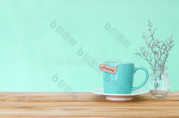 咖啡杯杯子，木制桌子上有快乐的单词标签，浪漫和