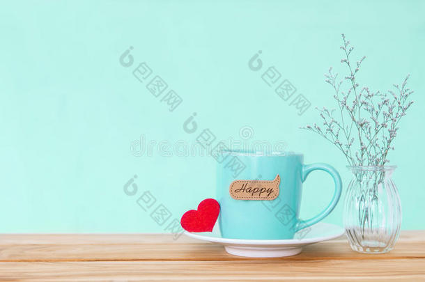 咖啡杯杯子，红色心形和快乐的文字标签在木制