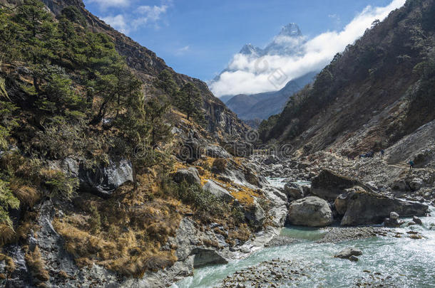 阿玛达布拉姆山峰和小河，珠穆朗玛峰地区，尼泊尔