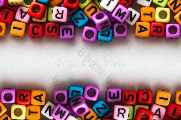 彩色英语字母立方体白纸背景，英语学习理念