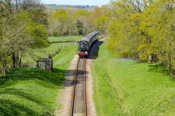 穿越英国乡村的老式溪流火车