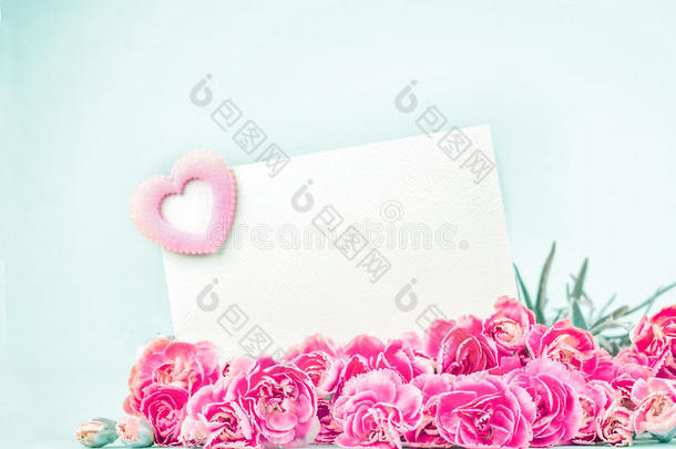 盛开的康乃馨花与空白卡