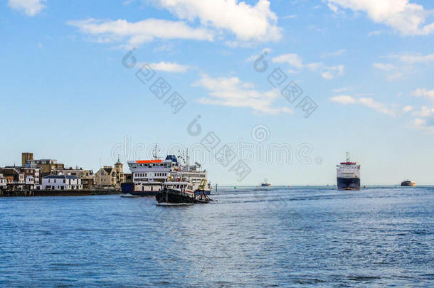港口海湾入口处的船只和船只
