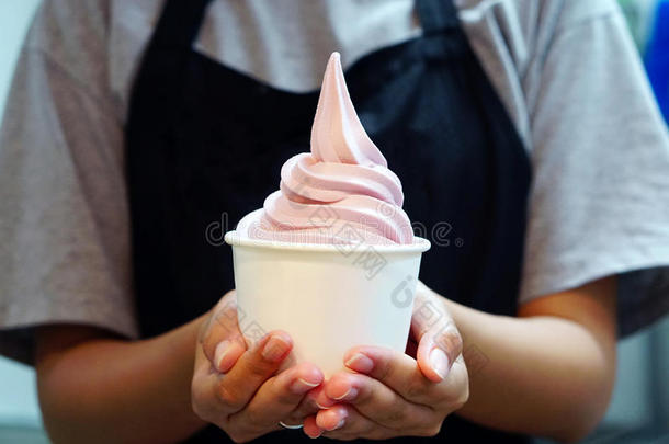 特写妇女`手拿外卖杯与有机冷冻酸奶冰淇淋
