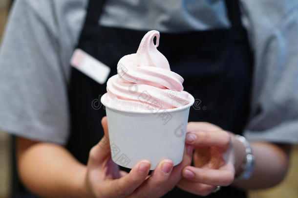 特写妇女`手拿外卖杯与有机冷冻酸奶冰淇淋