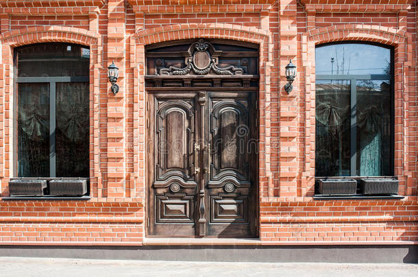 古老建筑里华丽的门。