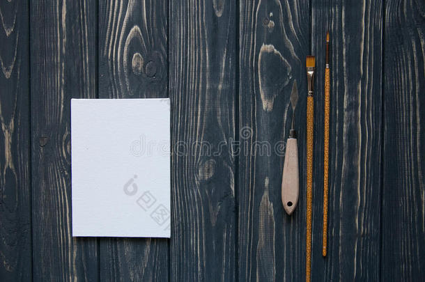 艺术和工艺工具。艺术家的画笔、画布、深色乡村背景上的<strong>调色刀</strong>