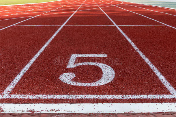 运动员轨道或跑步轨道与数字5