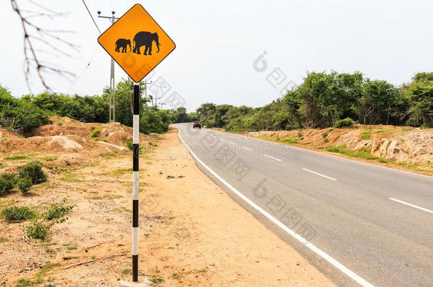 道路上的黄象减弱标志