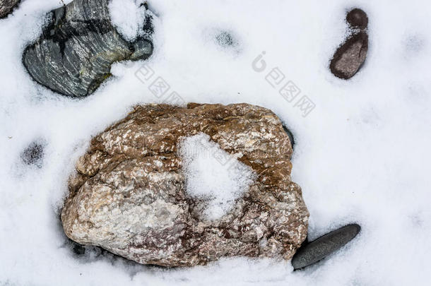 特写石头与冰雪在自然模式