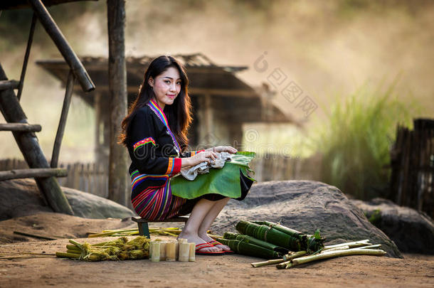 穿传统服装的老挝亚裔妇女<strong>苗族</strong>