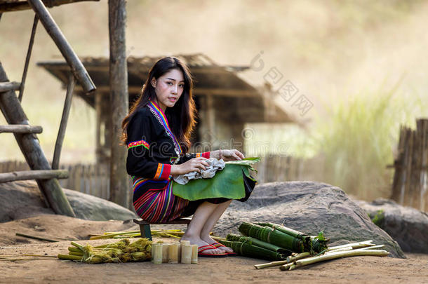 穿传统服装的老挝亚裔妇女苗族