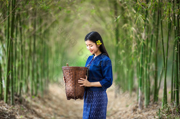 亚洲女人满怀希望地看着篮子