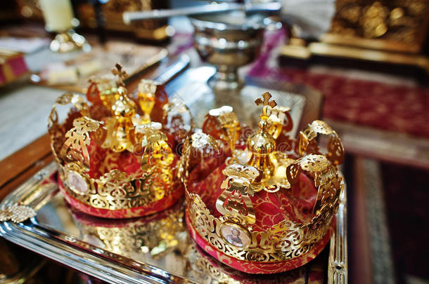 教堂餐桌上的金色婚礼皇冠。