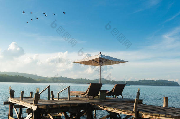 泰国普吉岛海滩椅子和雨伞。 <strong>暑假</strong>，旅行，<strong>假期</strong>和<strong>假期</strong>概念
