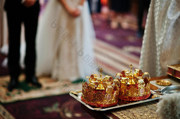 教堂餐桌上的金色婚礼皇冠。