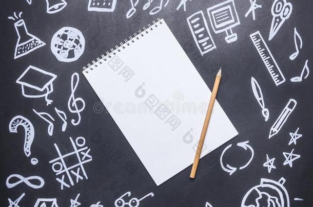 在新学年的黑板上画图画，秋天，学习用品，用铅笔画在笔记本上，放文字，