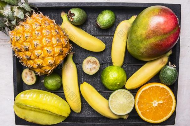 新鲜的夏季水果组合，<strong>迷你</strong>菠萝，芒果，<strong>迷你</strong>香蕉，杨桃，石灰，在一个木箱，顶部的景观