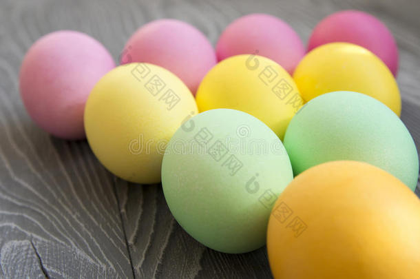 灰色背景上的彩色彩蛋。 复活节庆祝