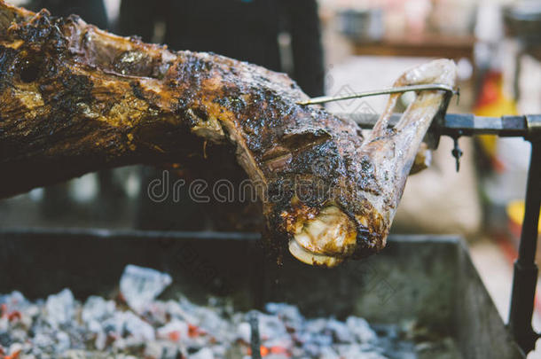 在煤上吐口水煮猪。 烤猪肉，烤猪比煤。 肤浅的焦点