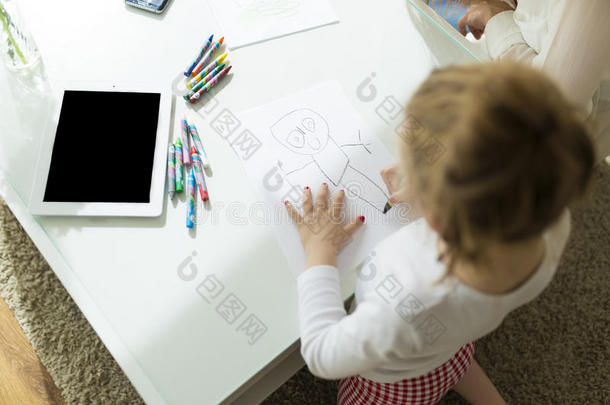 孩子在家用蜡笔画画。