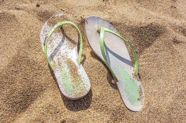 沙滩鞋在沙滩上