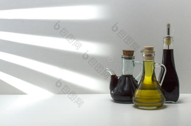 绿色橄榄油和橄榄是一种天然产品。